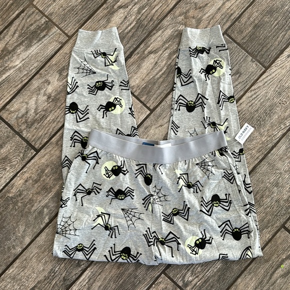Old navy Halloween spider glow in the dark spooky pajama set bundle 🕷️ - Picture 3 of 7
